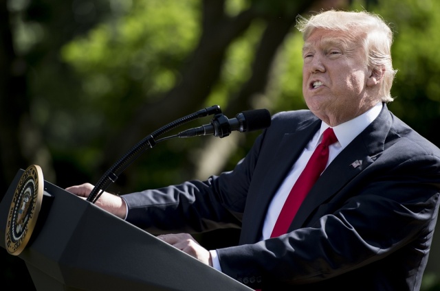 Trump devuelve 'golpe' a Merkel