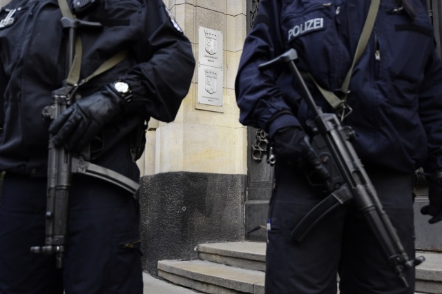 Turistas chinos arrestados por hacer saludo nazi fuera del Reichstag
