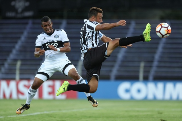 Olimpia hizo la tarea ante M. Wanderers y avanzó en la Copa