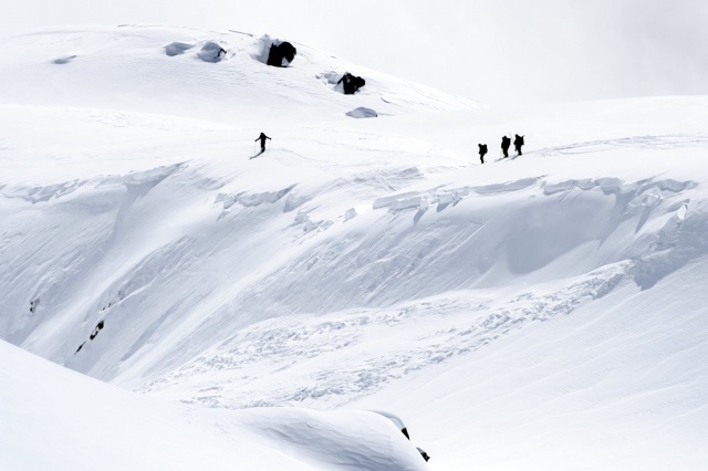 Cinco montañistas desaparecidos tras una avalancha de nieve en Suiza Cinco montañistas desaparecidos tras una avalancha de nieve en Suiza