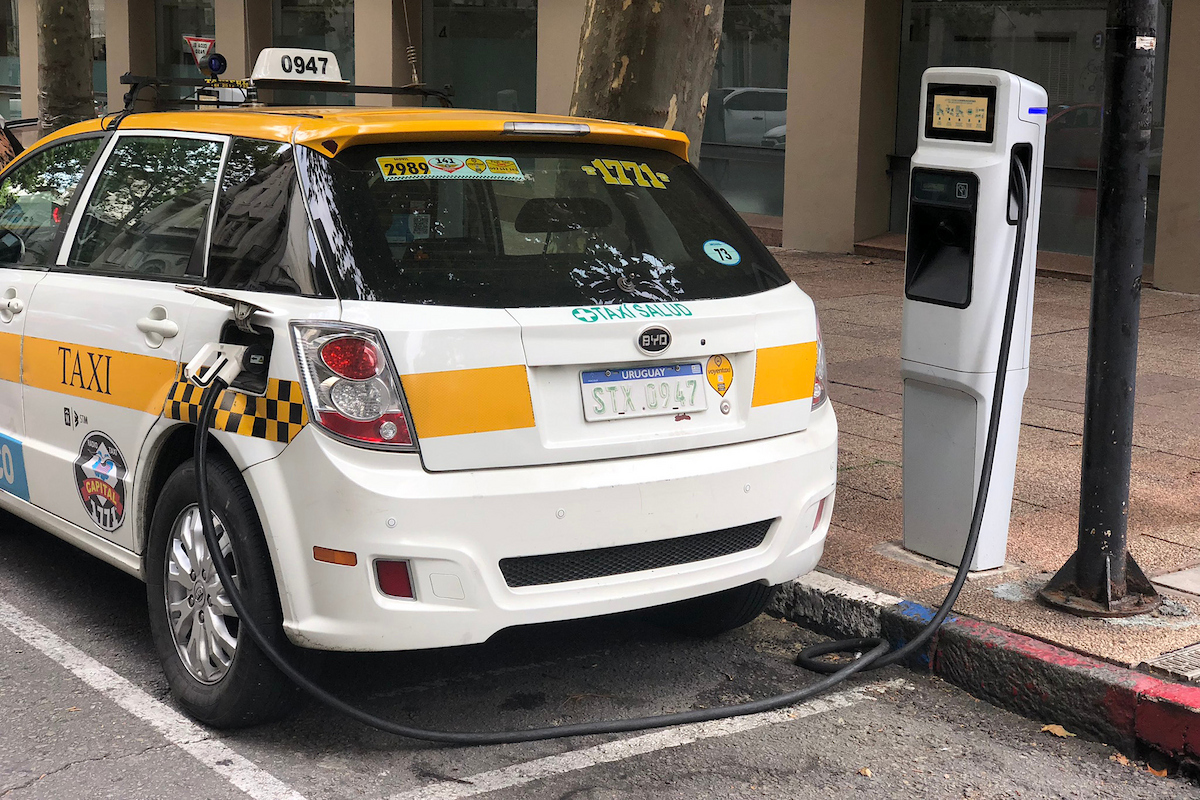 Uruguay Expande la Regulación de Vehículos de Movilidad Compartida y Aborda Desafíos del Transporte Eléctrico