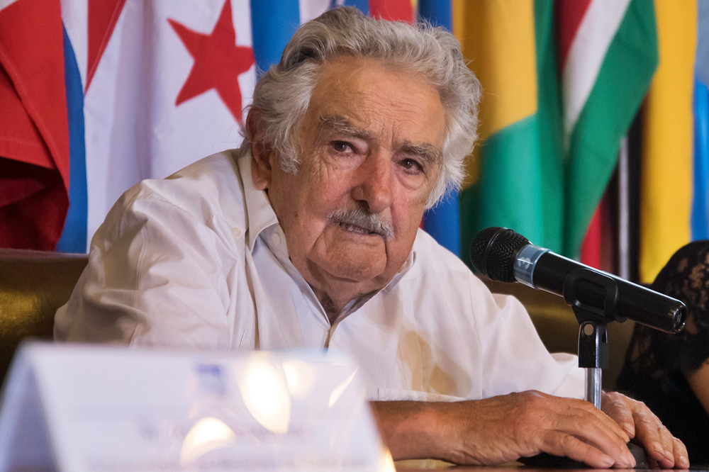 Mujica afirmó que los militares son carne con ojos con uniforme y la oposición salió a responder