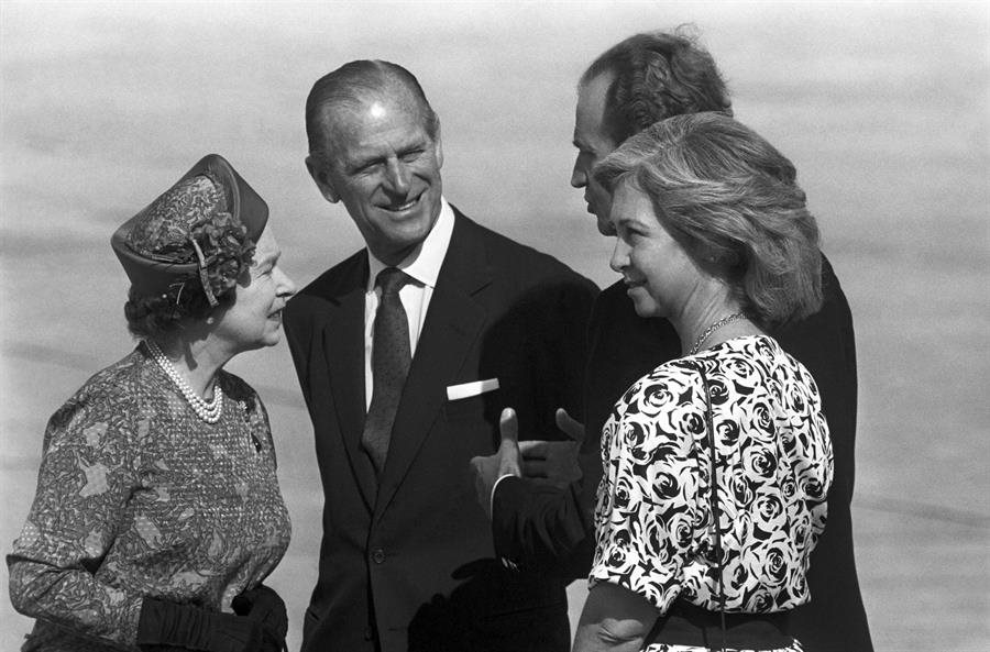 Felipe de Edimburgo, unos pasos por detrás de Isabel II