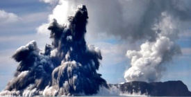 Aviones evalúan los daños causados por la erupción y el tsunami en Tonga