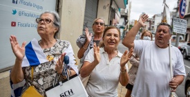 Un grupo de ciudadanos se hicieron presentes en la Fiscala General de la Nacin para dar su apoyo a la fiscal Gabriela Fossati