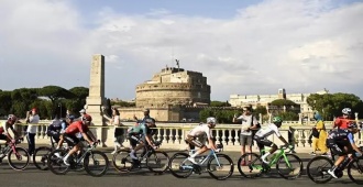 El Giro de Italia presenta su etapa final en Roma dedicada al papa Francisco