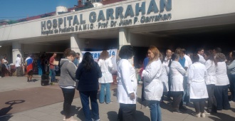 Protestan funcionarios de la salud por veto del presidente Milei