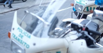 El chofer de un mnibus se desvaneci, doblo con roja, impact a un auto y termin arriba de la vereda