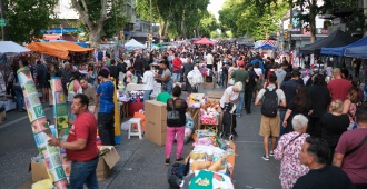 Mucho p�blico en la V�a Blanca de 8 de Octubre y buenas ventas en los comercios que funcionaron hasta entrada la noche