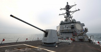 China despliega barcos y aviones para vigilar a un destructor estadounidense