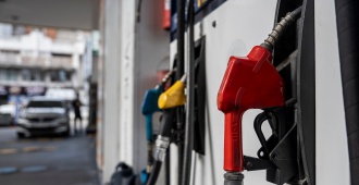 El Poder Ejecutivo anunci� una disminuci�n en los combustibles para marzo y abril basados en los informes de la Ursea