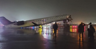 Un avi�n choc� con un veh�culo de bomberos tras aterrizar en aeropuerto de en Nueva York