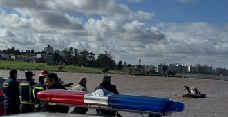 Un auto cay� al agua en el Puerto del Buceo 