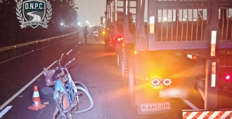 Un ciclista se encuentra grave tras ser embestido por un cami�n