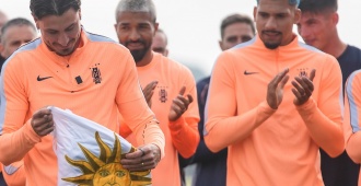 Ronald Araujo viaj� a Barcelona por una contractura en un gemelo