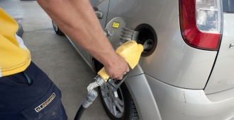 Los precios de referencia de combustibles para agosto marcan alzas en las naftas y el gasoil seg�n Ursea 