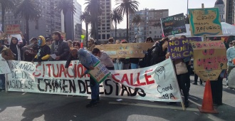 Bajo la consigna: "Situaci�n de calle, crimen de Estado" personas se movilizaron a Torre Ejecutiva y entregaron una proclama