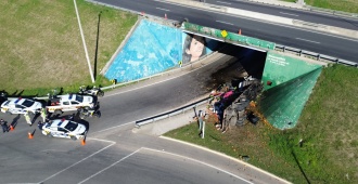 Un cami�n con carga cay� desde el puente de ruta 48 sobre ruta 5