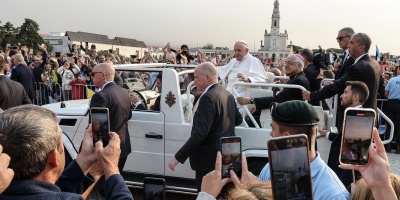 El Papa reza por la paz desde F�tima y pide una Iglesia "de puertas abiertas" que acoge "a todos"