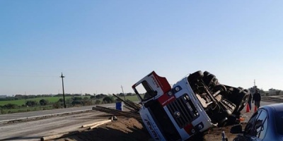 Conductor de un cami�n result� lesionado tras despistar y volcar en Florida