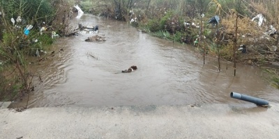 Bomberos encontr� muerto al conductor del auto arrastrado por la corriente