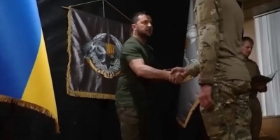 Tropas ucranianas desembarcan en Crimea en una "operaci�n especial" y exhiben la bandera de Ucrania