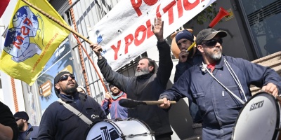 Metal�rgicos se movilizaron en reclamo de la reducci�n de la jornada laboral y anunciaron un paro para el martes