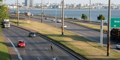 Cami�n cargado de celulosa volc� tras recibir una pedrada en los Accesos a Montevideo
