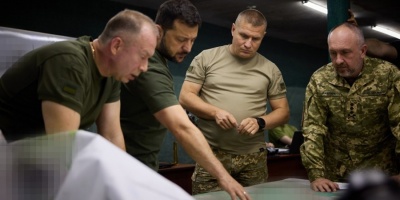 Zelenski visita a las tropas desplegadas en el frente en los alrededores de Bajmut, en el este de Ucrania