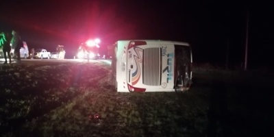 Varios lesionados tras despiste y vuelco de �mnibus 