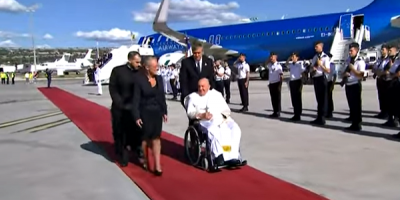 El Papa se re�ne con Macron, que se declara "orgulloso" de acoger a Francisco