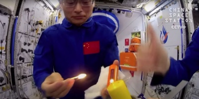 Astronautas chinos 'juegan con fuego' al encender una vela en su estación espacial