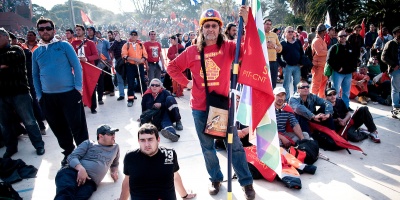 Trabajadores de la construcci�n paran la obra de la refiner�a de La Teja para protestar frente a ANCAP