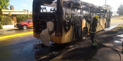Se incendi� un �mnibus de la Empresa Micro Ltda. en Maldonado