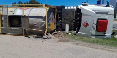 Un cami�n que transportaba �cido sulf�rico volc� en Ruta 5