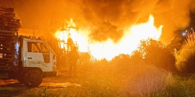 Se logr� extinguir totalmente el fuego que afect� el aserradero ubicado en en Camino Cruz Del Sur y camino Carlos A L�pez