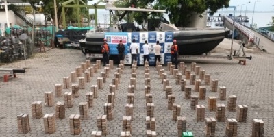 Interceptaron casi dos toneladas de coca�na en un semisumergible en Colombia