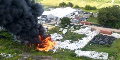Un voraz incendio afecta a una f�brica recicladora de pl�stico en el barrio Toledo Chico de Montevideo