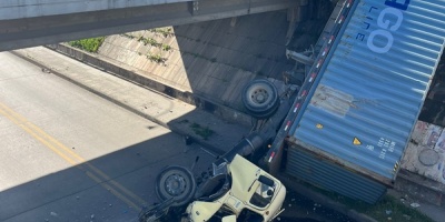 Cami�n con semirremolque cay� de un puente en ruta 5