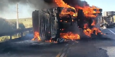 Muri� el conductor de un cami�n tras volcar e incendiarse el veh�culo