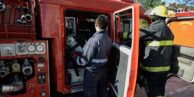 Tres dotaciones de bomberos trabajaron en un incendio en un dep�sito de muebles en el Cord�n 