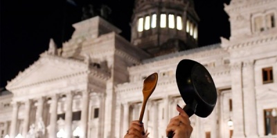 Segunda noche consecutiva de protestas en Argentina contra las medidas econmicas de Milei