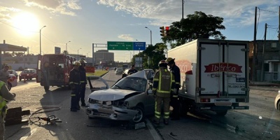 Dos personas resultaron atrapadas y tres lesionadas tras triple choque