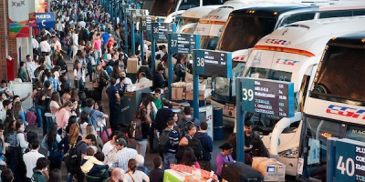 Intenso movimiento en Tres Cruces entre arribos y partidas de turistas