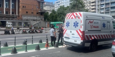 Ciclista impact� contra un veh�culo tras intentar evadir a tres peatones en ciclov�a 