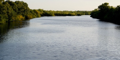 Apareci� un cuerpo, a�n no identificado, en aguas del r�o Santa Luc�a en la zona de Las Brujas