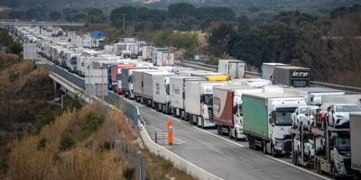 Agricultores franceses cortan el �ltimo peaje franc�s antes de La Jonquera (Girona)