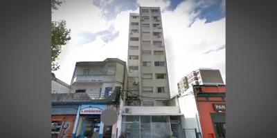 Dos mujeres se tiraron de un tercer piso luego de que un vecino ingres� a su apartamento y las amenazara con un hacha