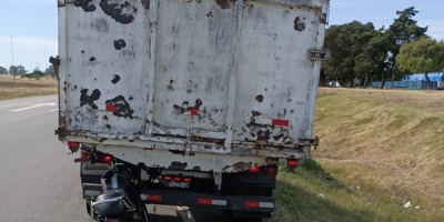 El conductor de una moto falleci� tras impactar por alcance con un cami�n que se encontraba detenido