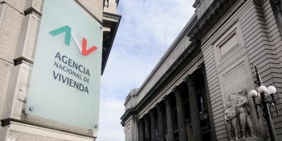 Trabajadores de la Agencia Nacional de Vivienda agremiados en AEBU se movilizaron en reclamo de p�rdida salarial